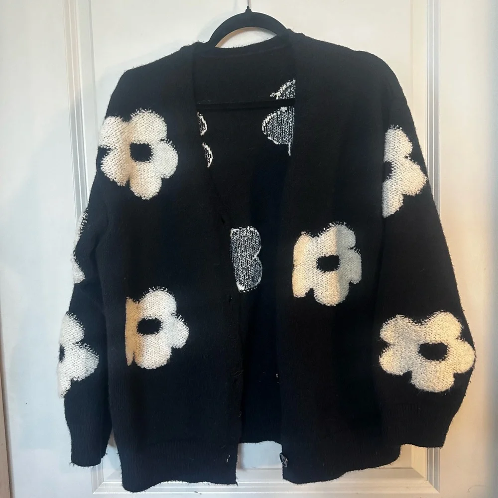 Commense Floral Daisy Black & White Fuzzy Cozy Button Up Cardigan Sweater, Small